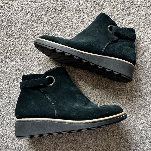 Clarks Collection Size 8.5 Sharon Spring Suede Ankle Chelsea Boots Booties zip - Picture 1 of 6